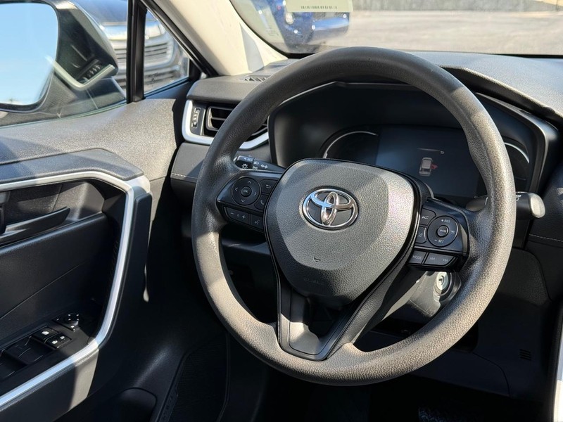 Toyota RAV4 Vehicle Full-screen Gallery Image 12