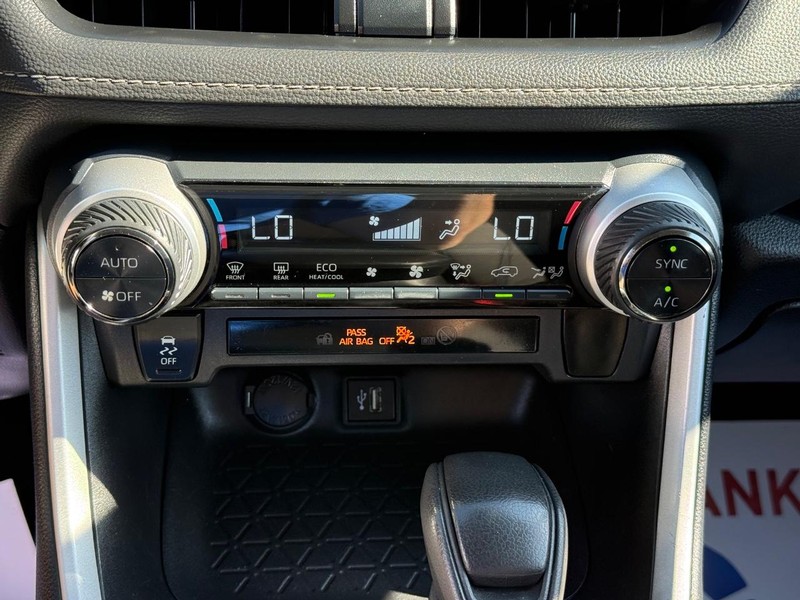Toyota RAV4 Vehicle Full-screen Gallery Image 17