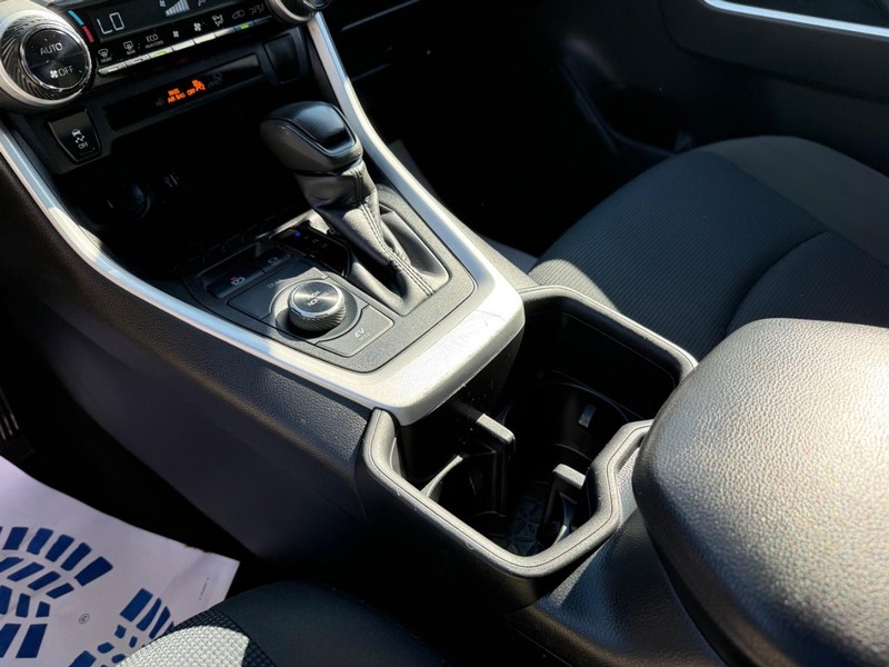 Toyota RAV4 Vehicle Full-screen Gallery Image 18