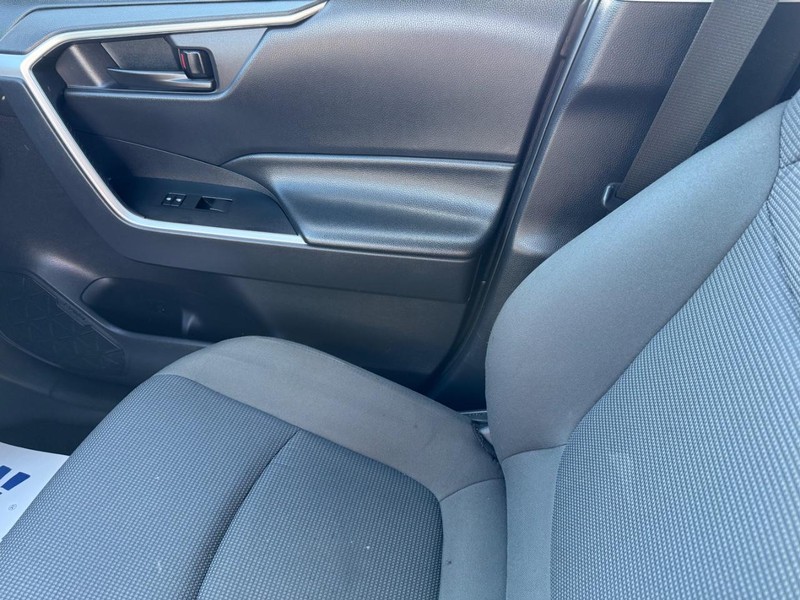 Toyota RAV4 Vehicle Full-screen Gallery Image 19