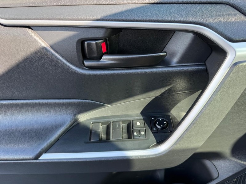 Toyota RAV4 Vehicle Full-screen Gallery Image 22