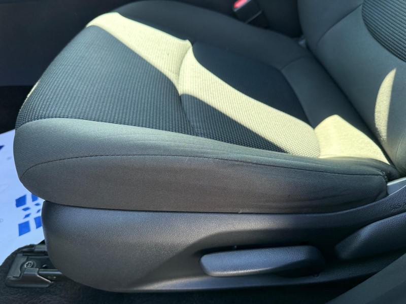 Toyota RAV4 Vehicle Full-screen Gallery Image 23