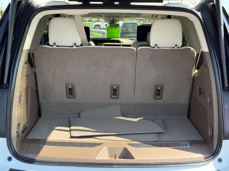 GMC Yukon Vehicle Full-screen Gallery Image 07