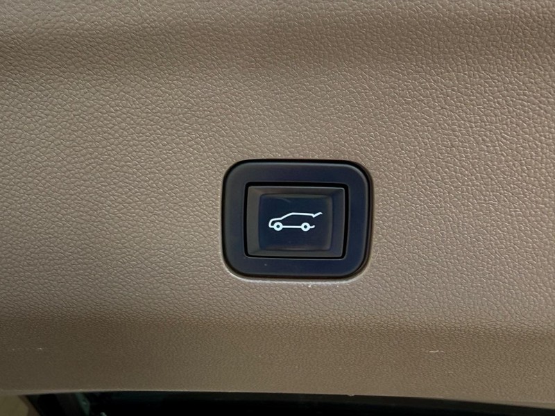 GMC Yukon Vehicle Full-screen Gallery Image 08