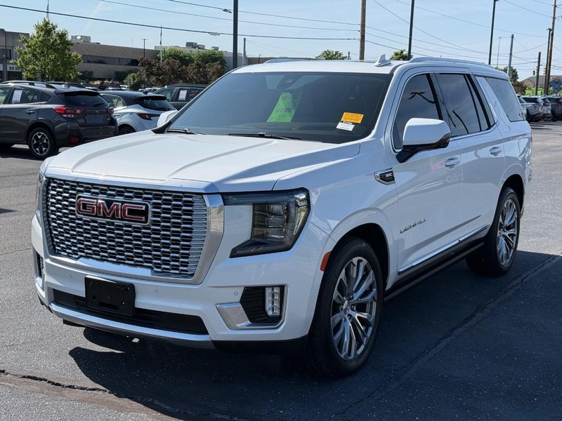 GMC Yukon Vehicle Full-screen Gallery Image 09