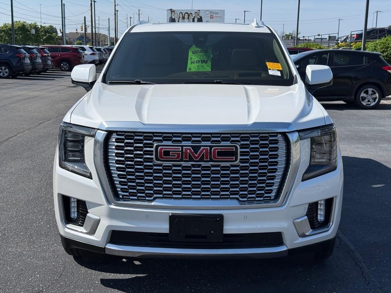 GMC Yukon Vehicle Full-screen Gallery Image 10