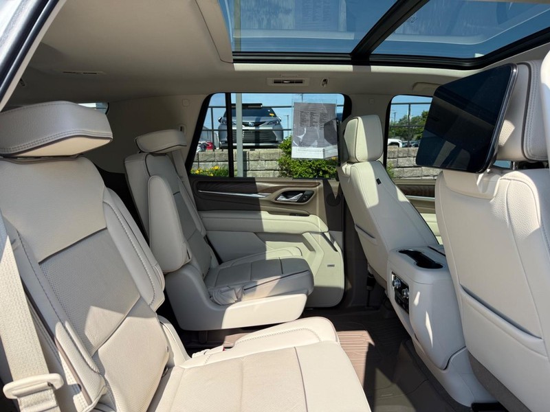 GMC Yukon Vehicle Full-screen Gallery Image 11