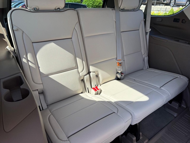 GMC Yukon Vehicle Full-screen Gallery Image 12