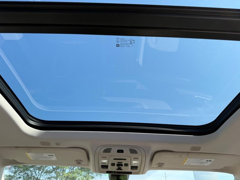 GMC Yukon Vehicle Full-screen Gallery Image 13