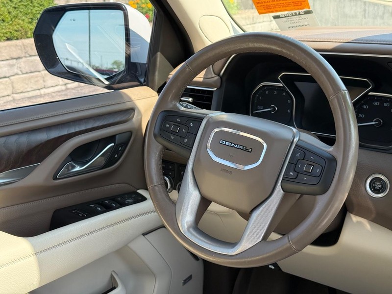 GMC Yukon Vehicle Full-screen Gallery Image 15