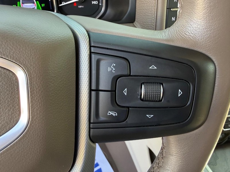 GMC Yukon Vehicle Full-screen Gallery Image 17