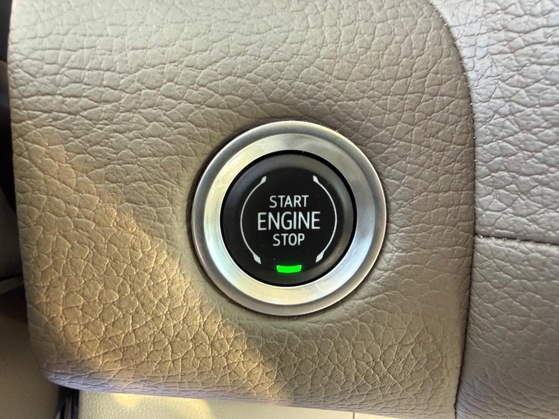 GMC Yukon Vehicle Full-screen Gallery Image 18