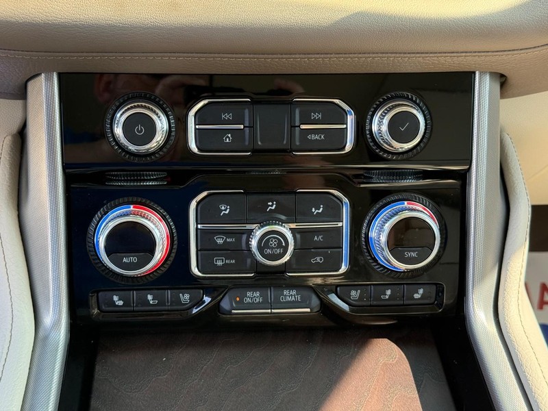 GMC Yukon Vehicle Full-screen Gallery Image 22
