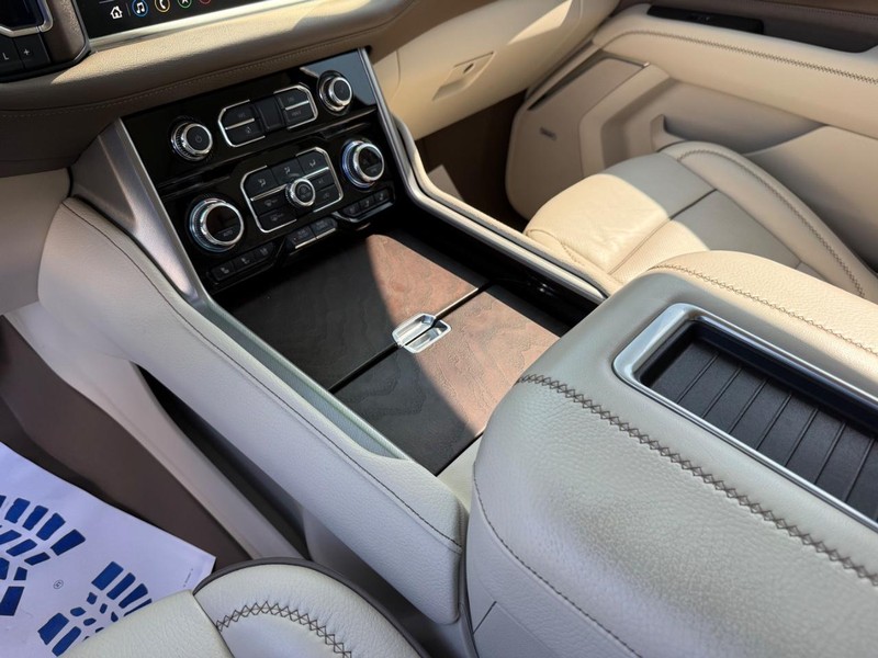 GMC Yukon Vehicle Full-screen Gallery Image 23