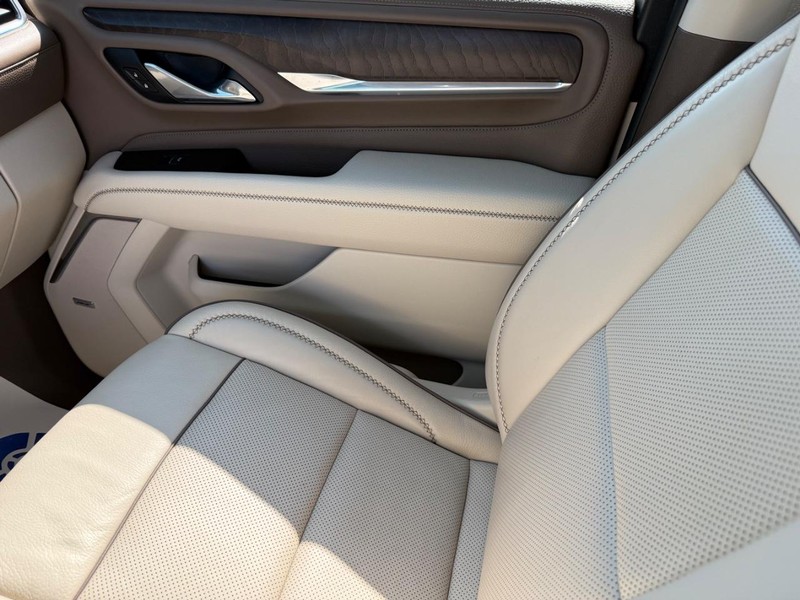 GMC Yukon Vehicle Full-screen Gallery Image 24
