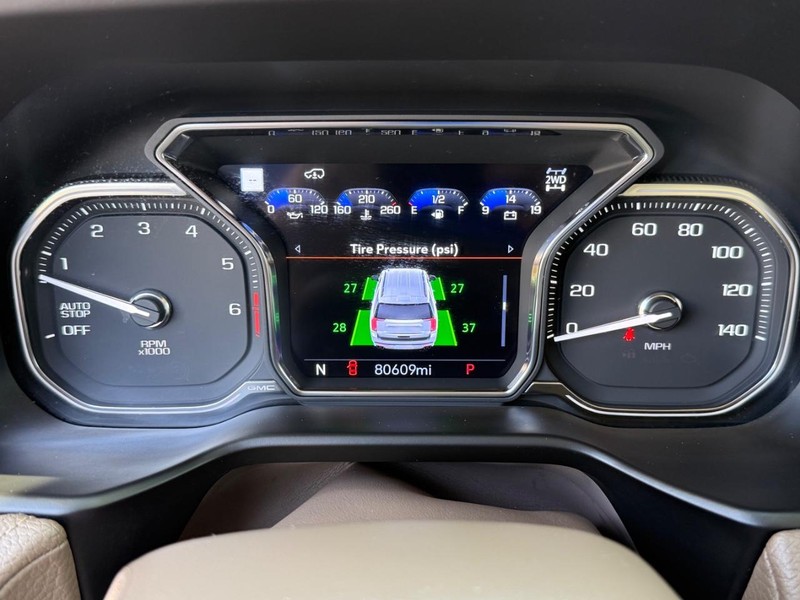 GMC Yukon Vehicle Full-screen Gallery Image 26