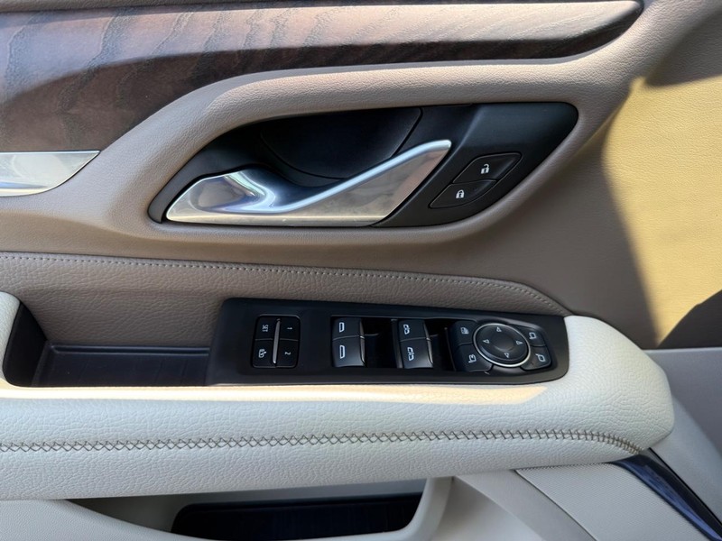 GMC Yukon Vehicle Full-screen Gallery Image 28