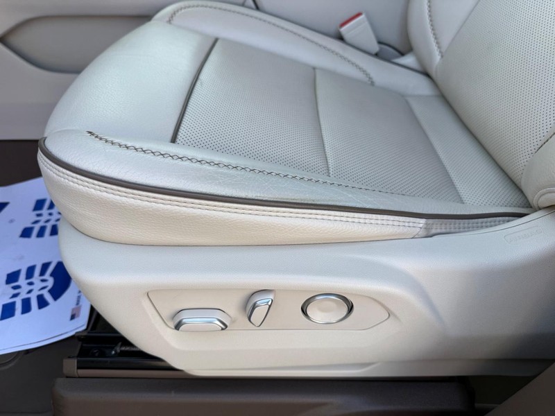 GMC Yukon Vehicle Full-screen Gallery Image 29