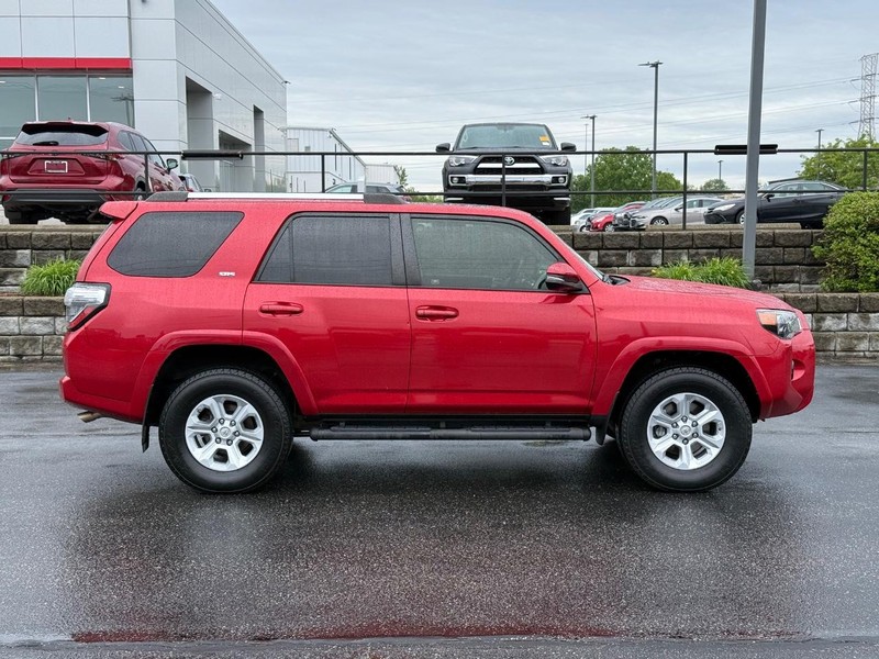 Toyota 4Runner Vehicle Full-screen Gallery Image 02