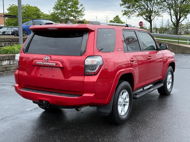 Toyota 4Runner Vehicle Full-screen Gallery Image 03