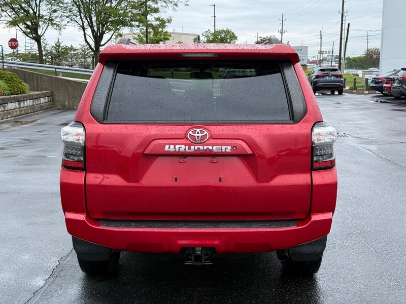 Toyota 4Runner Vehicle Full-screen Gallery Image 04