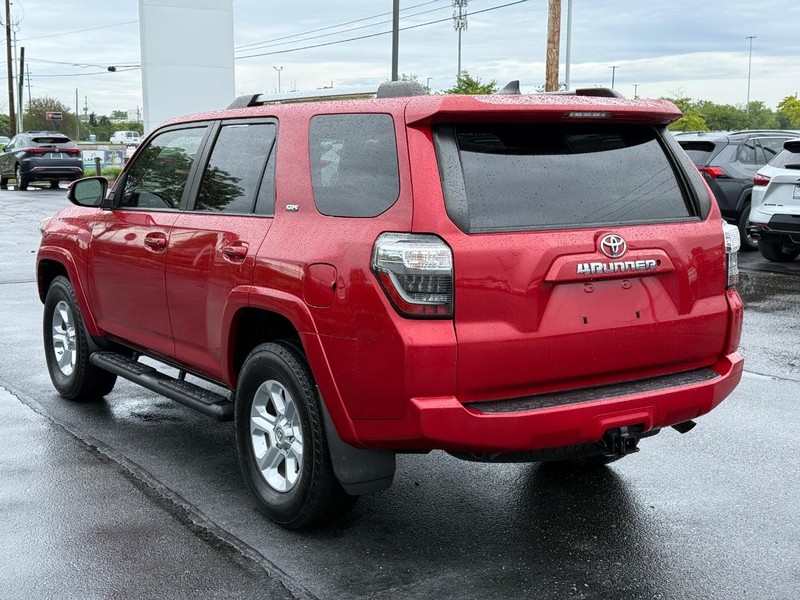 Toyota 4Runner Vehicle Full-screen Gallery Image 05