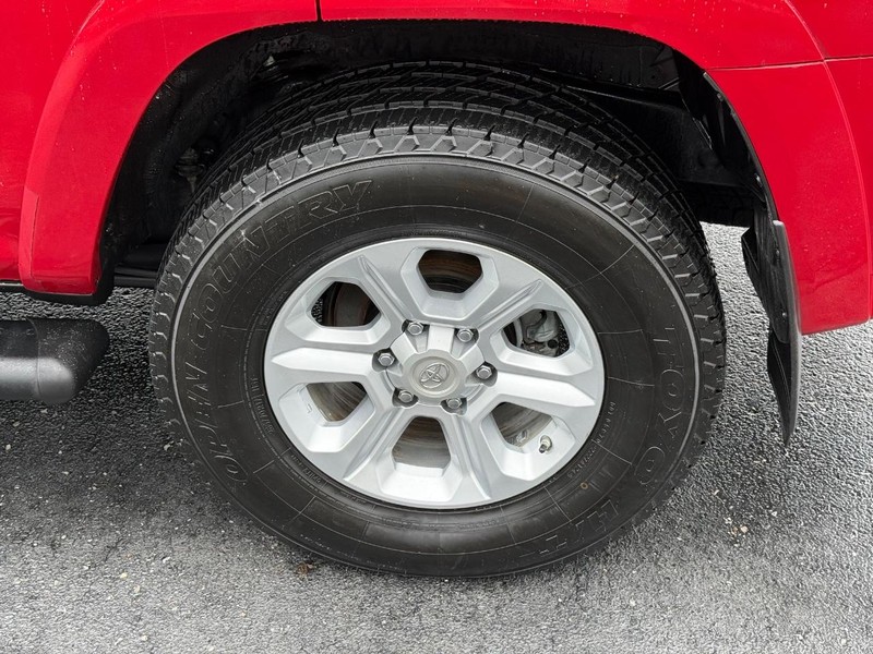Toyota 4Runner Vehicle Full-screen Gallery Image 06