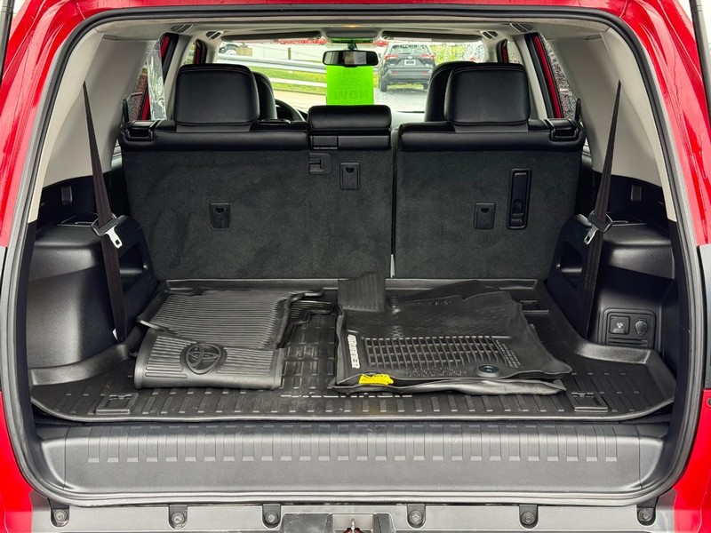 Toyota 4Runner Vehicle Full-screen Gallery Image 07
