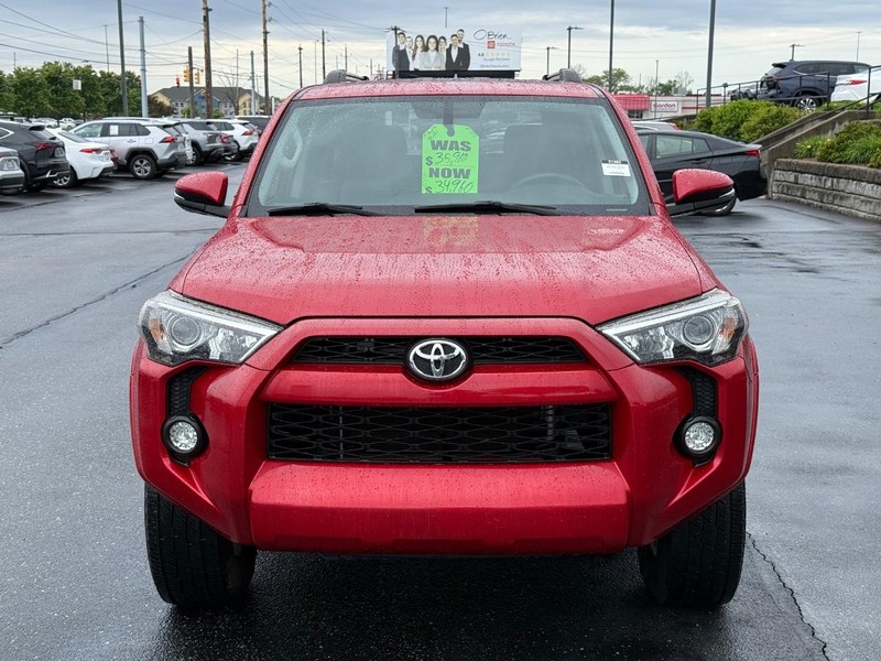 Toyota 4Runner Vehicle Full-screen Gallery Image 09
