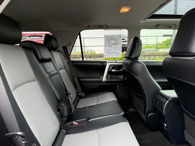 Toyota 4Runner Vehicle Full-screen Gallery Image 10