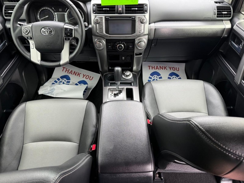 Toyota 4Runner Vehicle Full-screen Gallery Image 12
