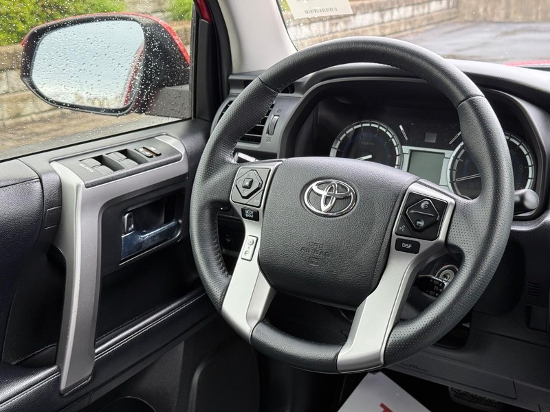 Toyota 4Runner Vehicle Full-screen Gallery Image 13