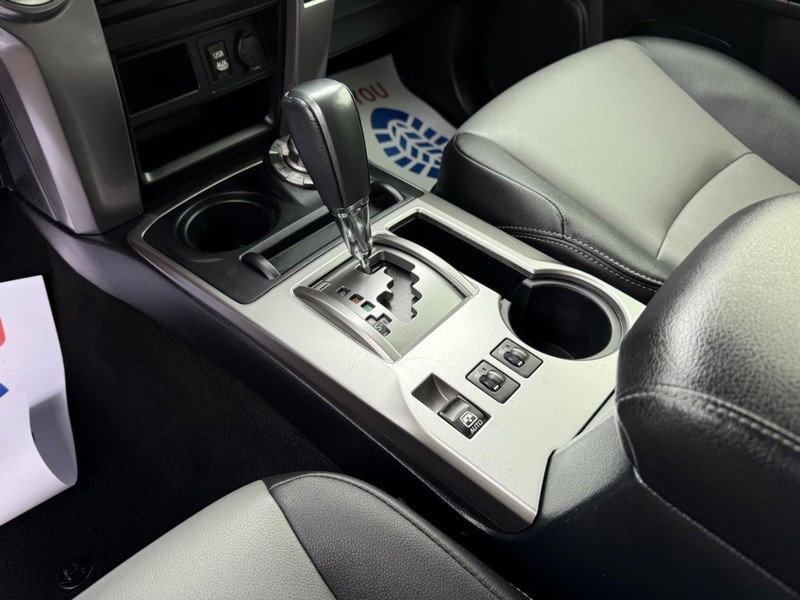 Toyota 4Runner Vehicle Full-screen Gallery Image 19