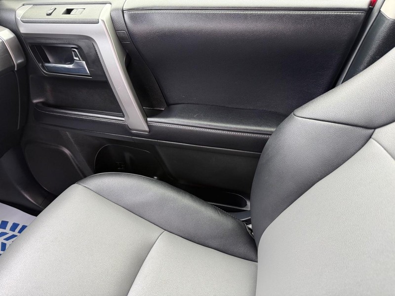 Toyota 4Runner Vehicle Full-screen Gallery Image 20