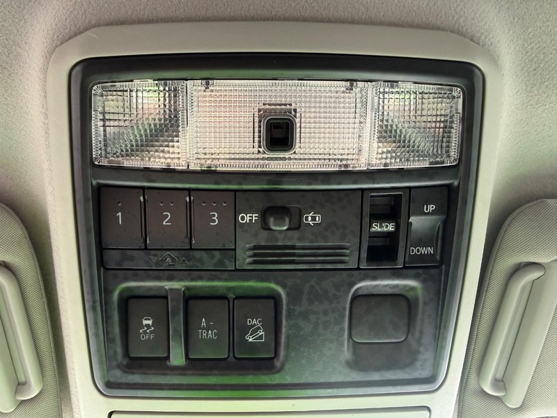 Toyota 4Runner Vehicle Full-screen Gallery Image 21