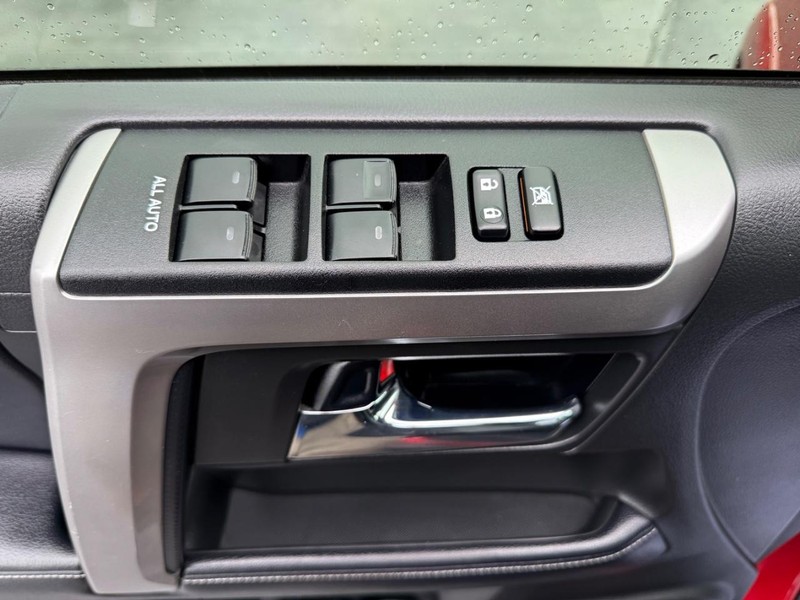 Toyota 4Runner Vehicle Full-screen Gallery Image 24