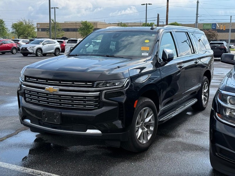 Chevrolet Suburban Vehicle Full-screen Gallery Image 02