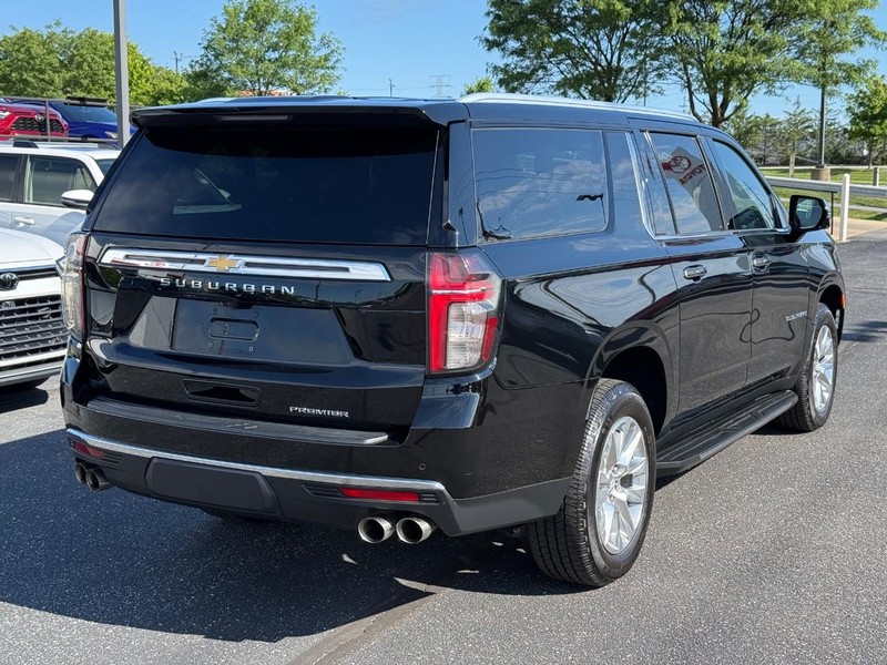 Chevrolet Suburban Vehicle Full-screen Gallery Image 03
