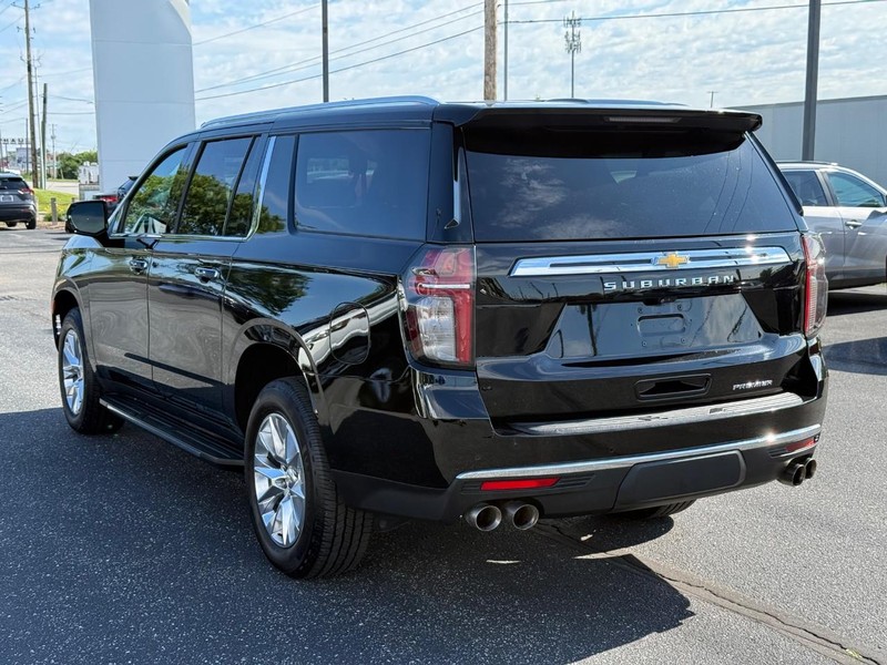 Chevrolet Suburban Vehicle Image 05