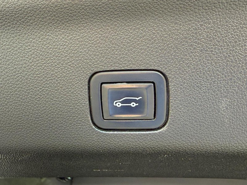 Chevrolet Suburban Vehicle Image 08