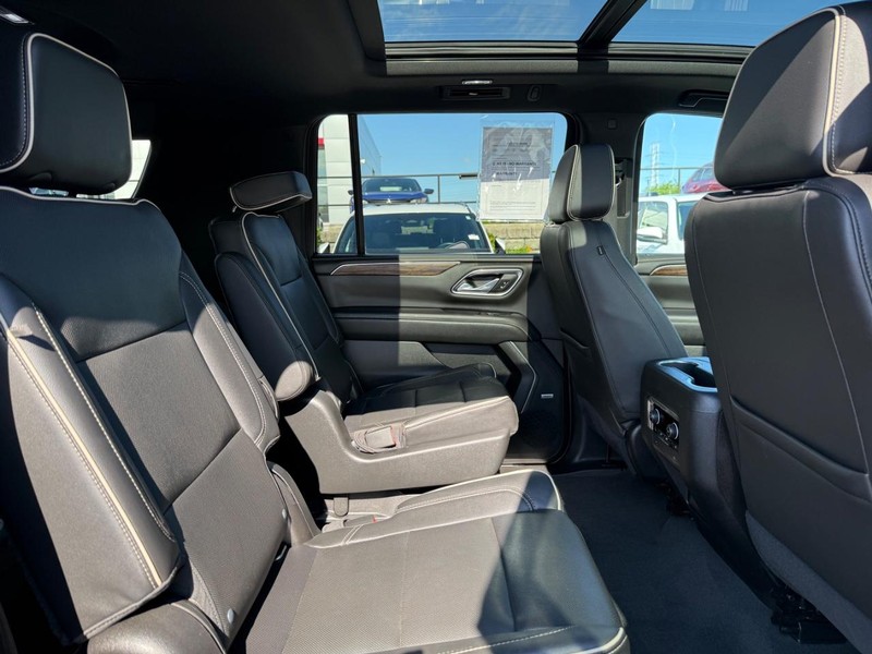 Chevrolet Suburban Vehicle Image 11