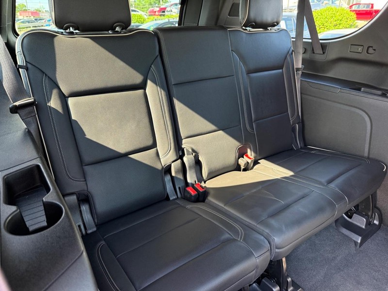 Chevrolet Suburban Vehicle Image 12