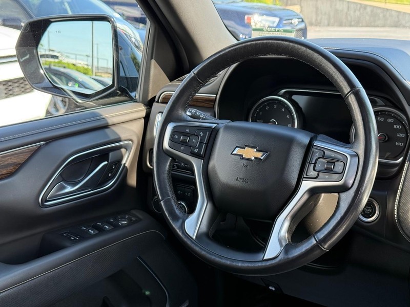 Chevrolet Suburban Vehicle Image 15