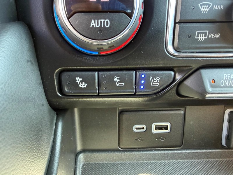 Chevrolet Suburban Vehicle Image 19