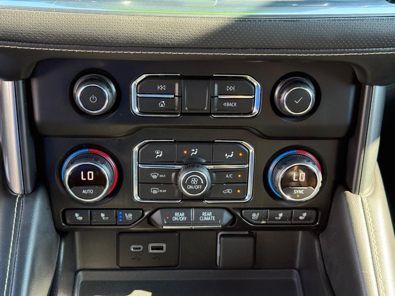 Chevrolet Suburban Vehicle Image 22