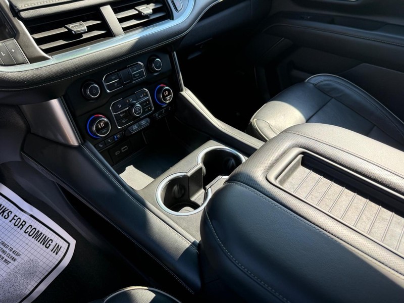 Chevrolet Suburban Vehicle Image 23