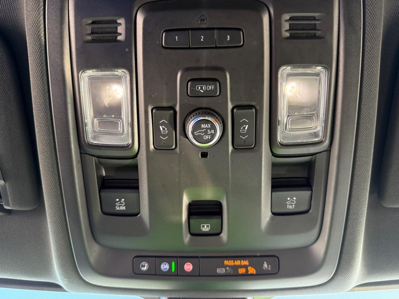 Chevrolet Suburban Vehicle Image 25