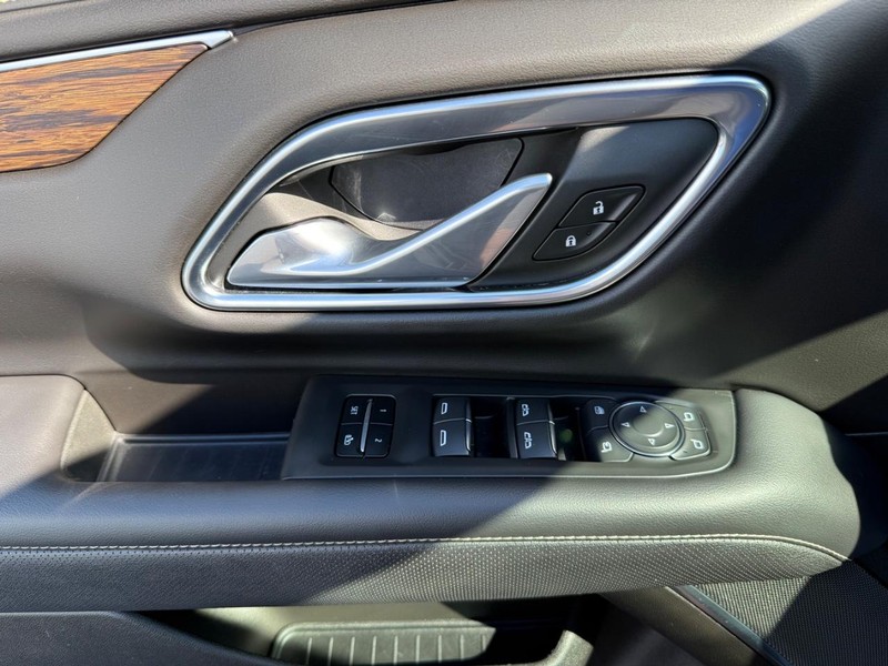 Chevrolet Suburban Vehicle Image 28