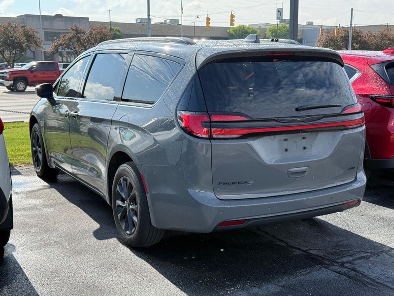 Chrysler Pacifica Vehicle Image 03