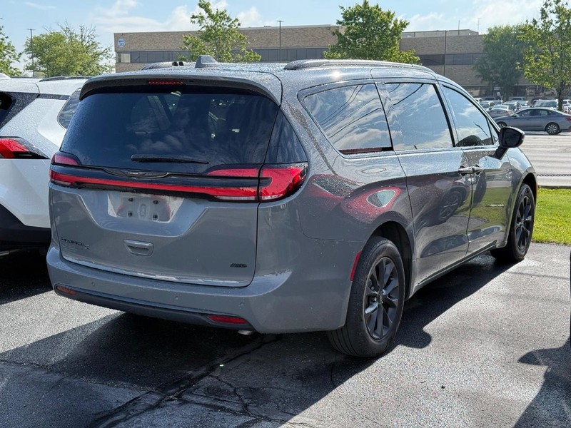Chrysler Pacifica Vehicle Image 04